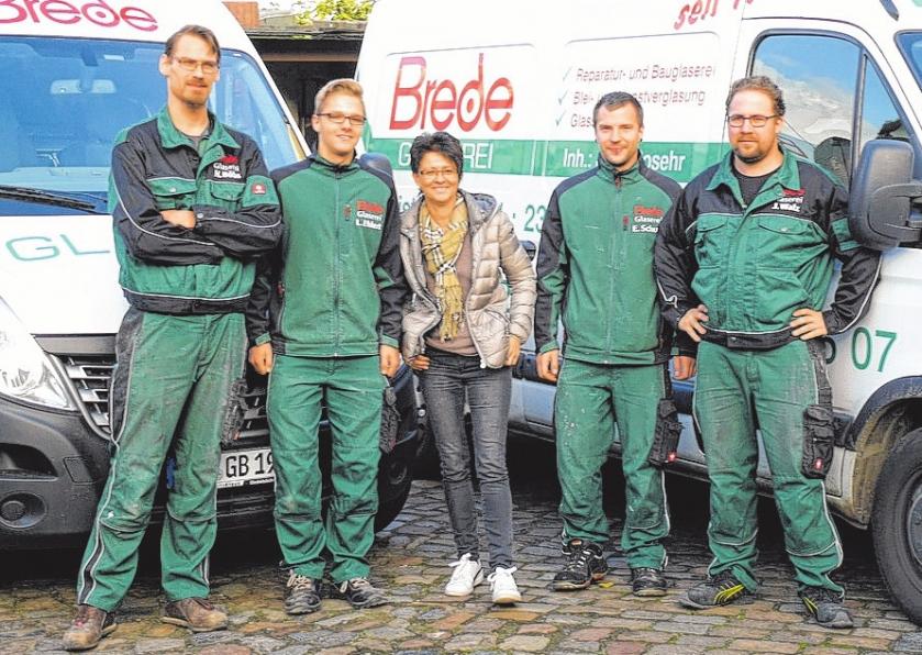 Experten in Sachen Verglasung: Das Team von Glaserei Brede um die Inhaber Katrin Rosehr (Mitte) und Hendrik Böbs (li.). FOTO: CP Experten in Sachen Verglasung: Das Team von Glaserei Brede um die Inhaber Katrin Rosehr (Mitte) und Hendrik Böbs (li.). FOTO: CP