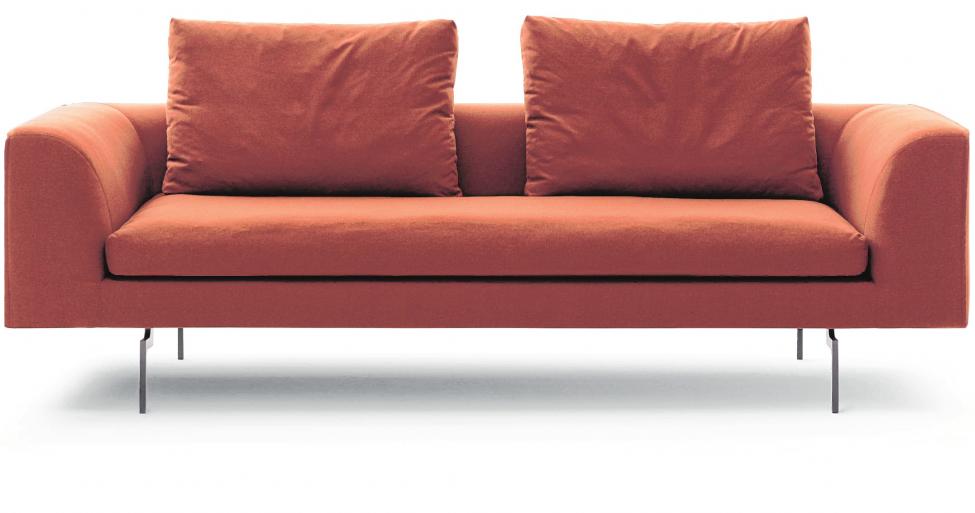 Mit Lücke: Vor der tiefen Lehne des neuen Sofas Moss von COR sitzen zwei Kissen mit deutlichem Abstand Mit Lücke: Vor der tiefen Lehne des neuen Sofas Moss von COR sitzen zwei Kissen mit deutlichem Abstand
