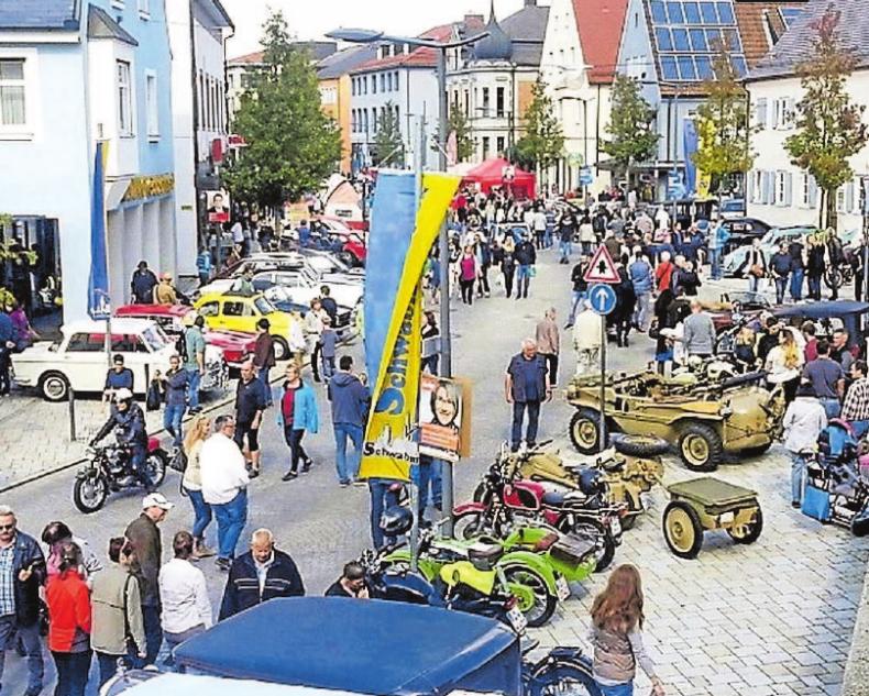 Die Oldtimer-Fahrer erzählen gerne von den Besonderheiten ihrer „alten Schätzchen“. Foto: Leserreporter Hans Gai Die Oldtimer-Fahrer erzählen gerne von den Besonderheiten ihrer „alten Schätzchen“. Foto: Leserreporter Hans Gai