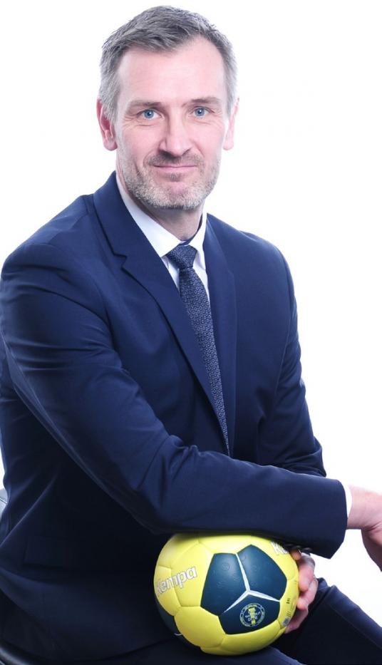 Martin Schmidt spielte von 1991 bis 2003 auf der Position des Rechtsaußen beim Handball-Rekordmeister THW Kiel und errang mit diesem sieben Deutsche-Meister-Titel, mehrere DHB-, Supercup- und EHF-Pokalsiege. Heute ist der 42-malige Handball-Nationalspieler und studierte Diplom-Betriebswirt als Spielerberater im Profi-Handball sowie als Führungskräfte- und Kommunikationstrainer erfolgreich. Martin Schmidt spielte von 1991 bis 2003 auf der Position des Rechtsaußen beim Handball-Rekordmeister THW Kiel und errang mit diesem sieben Deutsche-Meister-Titel, mehrere DHB-, Supercup- und EHF-Pokalsiege. Heute ist der 42-malige Handball-Nationalspieler und studierte Diplom-Betriebswirt als Spielerberater im Profi-Handball sowie als Führungskräfte- und Kommunikationstrainer erfolgreich.