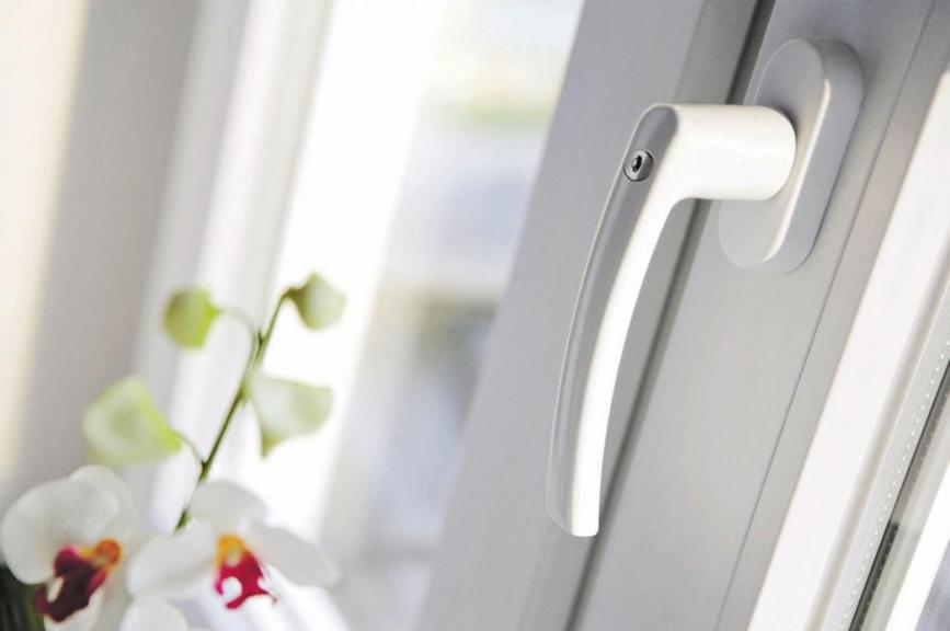 Ein abschließbarer Griff ist ein wichtiges Sicherheitsmerkmal einbruchsicherer Fenster. Fotos (3): djd/WIRUS Fenster GmbH & Co. KG Ein abschließbarer Griff ist ein wichtiges Sicherheitsmerkmal einbruchsicherer Fenster. Fotos (3): djd/WIRUS Fenster GmbH & Co. KG