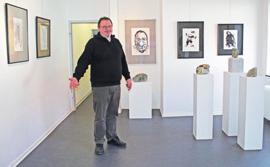 Walter Winter zeigte Vielfalt in seiner ersten Einzelausstellung auf Burg Neuhaus mit Bildern, Skulpturen und Installationen. Walter Winter zeigte Vielfalt in seiner ersten Einzelausstellung auf Burg Neuhaus mit Bildern, Skulpturen und Installationen.