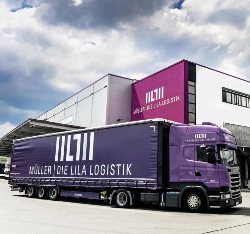 Diese Fahrzeuge fallen auf: Bei Müller – Die lila Logistik AG sind alle Zugmaschinen und Trailerplanen komplett in der Unternehmensfarbe Lila gehalten.