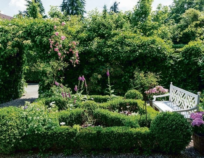 Für eine Ruhezone im eigenen Garten sorgt oftmals auch der ausgebildete Gärtner. Foto: Bundesverband Garten-, Landschafts- und Sportplatzbau e.V.