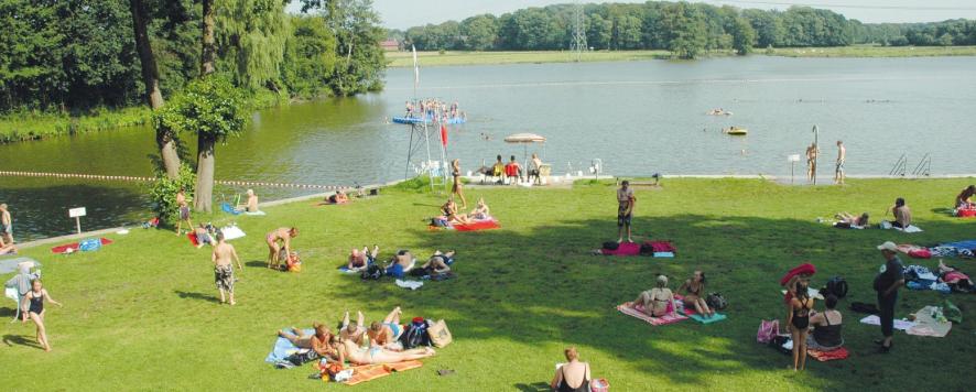 Die Liegewiese und der Natursee locken bei gutem Wetter viele Besucher bei kostenfreiem Eintritt in Freibad Oberglinde.