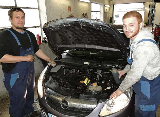 Die Kfz-Profis Matthias Wenger (li.) und Nidjirvan Misho machen das Auto frühjahrsfit. FOTO: TAU Die Kfz-Profis Matthias Wenger (li.) und Nidjirvan Misho machen das Auto frühjahrsfit. FOTO: TAU