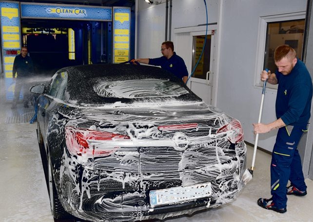 Mit neuester Waschtechnik sorgen die Clean-Car-Mitarbeiter in Pinneberg jetzt für strahlend saubere Autos Foto: Kuno Klein