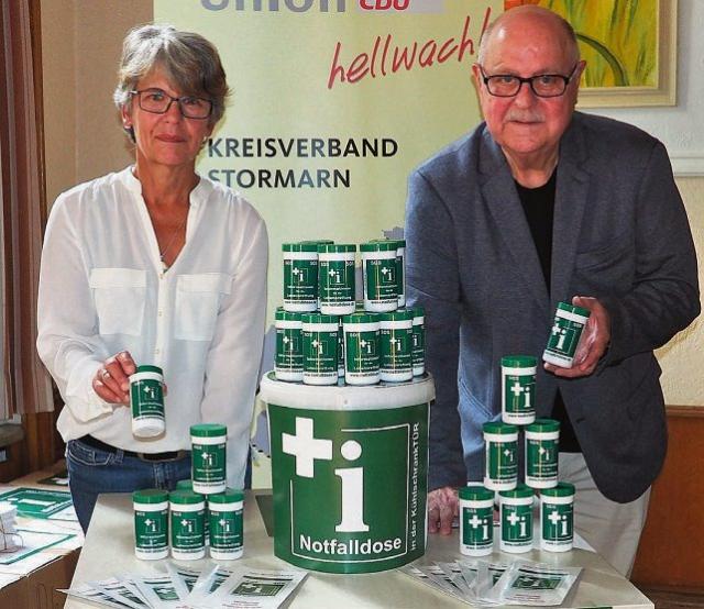 Annett Zander und Jens-Uwe Ehrlich präsentieren die neuen Notfalldosen Foto: cs