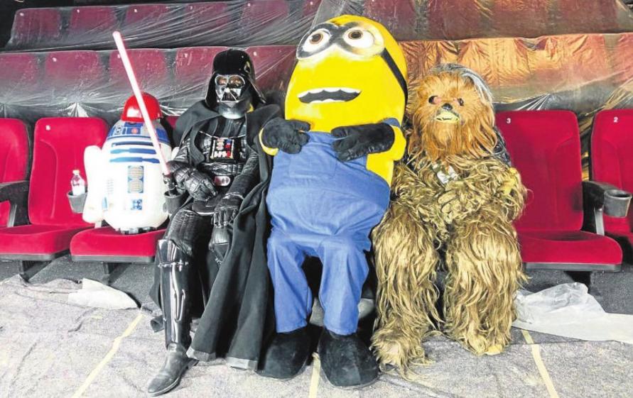 Außerirdische Gäste zu Gast. Von links nach rechts: Auch R2-D2, Darth Vader, Minion und Chewbacca (alle aus Star Wars, außer der Minion) werden bei der Neueröffnung des Cineplex Meitingen am Samstag, 17. März, im Kino erwartet. Fotos: KinoGruppeRusch Außerirdische Gäste zu Gast. Von links nach rechts: Auch R2-D2, Darth Vader, Minion und Chewbacca (alle aus Star Wars, außer der Minion) werden bei der Neueröffnung des Cineplex Meitingen am Samstag, 17. März, im Kino erwartet. Fotos: KinoGruppeRusch