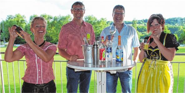 Conny und Thorsten Leimeister (links) mixen wieder Cocktails und Rainer Kernwein, der Vorsitzender des SV Kleinochsenfurt (3. von links) wird mit der Weinfestprinzessin Marina I. das Fest eröffnen. FOTOS USCHI MERTEN