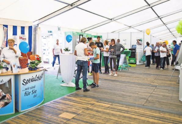 Auf der Messe präsentieren sich über 130 Aussteller mit ihren Produkten und Dienstleistungen. Die Aussteller zeigen sich sowohl in den Zelten als auch auf dem großzügigen Außengelände. Jessica Pesch Fotografie (2) Auf der Messe präsentieren sich über 130 Aussteller mit ihren Produkten und Dienstleistungen. Die Aussteller zeigen sich sowohl in den Zelten als auch auf dem großzügigen Außengelände. Jessica Pesch Fotografie (2)