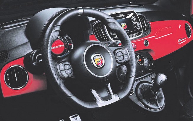 Ansprechendes Design durch Kontrastfarben im Cockpit. Foto: Abarth