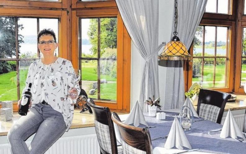 Brigitta Kolodziejewski-Naupert hat Grund zur Freude, denn seit 25 Jahren wird das Landhaus am See von ihrer Familie geführt. Brigitta Kolodziejewski-Naupert hat Grund zur Freude, denn seit 25 Jahren wird das Landhaus am See von ihrer Familie geführt.