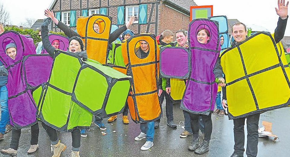 Kunterbunt und kreativ kommen die Kostüme der Fußtruppen und Wagenbauer daher, die sich in den Ottmarsbocholter Umzug einreihen und Stimmung machen.