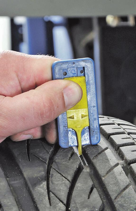 Experten empfehlen vier Millimeter Mindestprofil bei Winterreifen. Foto: djd/Kfzgewerbe Experten empfehlen vier Millimeter Mindestprofil bei Winterreifen. Foto: djd/Kfzgewerbe
