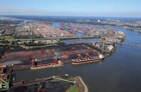 Wichtigster Arbeitgeber in der Metropolregion: Im Hamburger Hafen arbeiten 156.000 Menschen, Foto: HHM/Michael Lindner