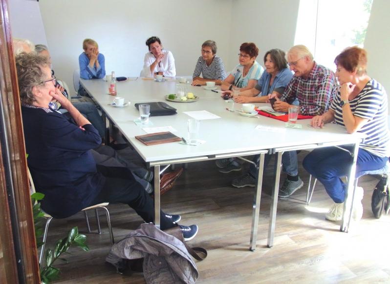Let’s talk in English: Ältere treffen sich jede Woche zur Englisch-Konversation im Mehrgenerationenhaus. Let’s talk in English: Ältere treffen sich jede Woche zur Englisch-Konversation im Mehrgenerationenhaus.