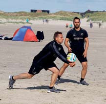 Multitalent: Horst Heldt ganz sportlich beim Volleyball am Nordseestrand.