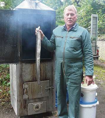 Die Aalräucherei Peter Siemsen ist schon seit vielen Jahren beim Markt in Trittau dabei
