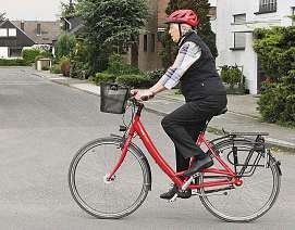 Viele Senioren sind nun mit einem E-Bike unterwegs Foto: djd/Verkehrssicherheitsrat