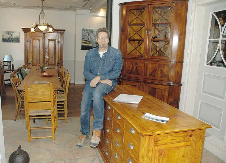 Meisterlich restauriert Torsten Speer alte Möbel und verleiht ihnen neuen Glanz. Das Know-how dafür hat er von der Pike auf erlernt und versteht sich auf sein Handwerk Fotos: Kuno Klein