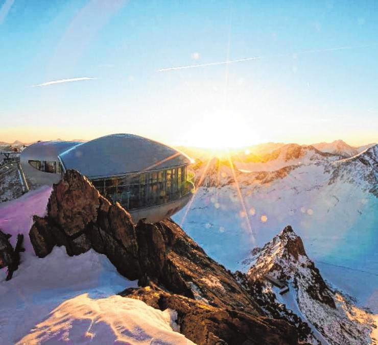 Sonnenaufgang bei der Wildspitzbahn im Pitztal: In der Region gibt es viele Berge, die bei Skitourengehern beliebt sind. BILD: PITZTALER GLETSCHERBAHN/DPA-TMN Sonnenaufgang bei der Wildspitzbahn im Pitztal: In der Region gibt es viele Berge, die bei Skitourengehern beliebt sind. BILD: PITZTALER GLETSCHERBAHN/DPA-TMN
