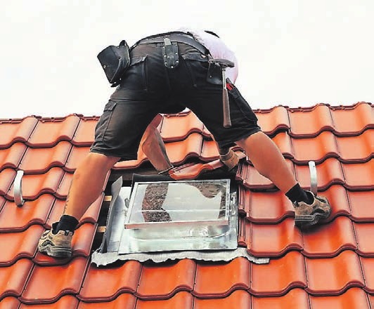 Beruf mit guten Aussichten: das Dachdeckerhandwerk. Beruf mit guten Aussichten: das Dachdeckerhandwerk.