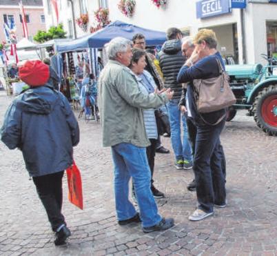 Leute treffen und sich unterhalten.