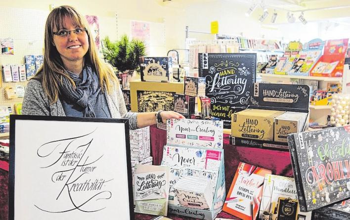 Endlich mal wieder schön schreiben: Verana Rudatis stellt ein großes Sortiment für Handlettering vor. FOTO: MPA Endlich mal wieder schön schreiben: Verana Rudatis stellt ein großes Sortiment für Handlettering vor. FOTO: MPA