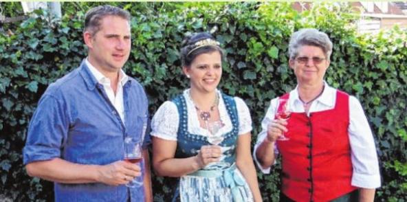 Weinprinzessin Alexandra Hutka (Mitte) und die Winzervereinsvorsitzenden Marianne Wagner und Florian Hofmann heißen die Fest-Gäste willkommen. FOTOS:GÜNTER MÜLLER