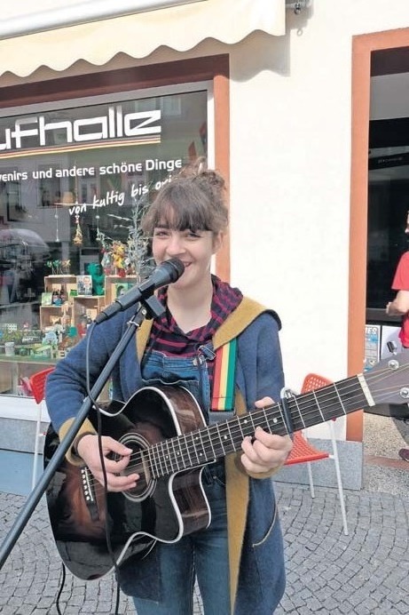 Auch Straßenmusikerin Josi wird zum Lichterfest in Ilmenau auftreten. Foto: Dolge Auch Straßenmusikerin Josi wird zum Lichterfest in Ilmenau auftreten. Foto: Dolge