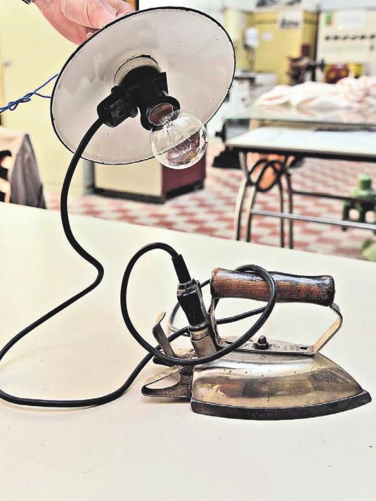 Die Anfänge der Stromnutzung: An der Deckenlampe befand sich eine Steckdose, in die die Hausfrau ihr Bügeleisen einstecken konnte. Der Vorteil: Bügeln mit gleichmäßiger Wärme und ohne Kohlenstaub. Die Anfänge der Stromnutzung: An der Deckenlampe befand sich eine Steckdose, in die die Hausfrau ihr Bügeleisen einstecken konnte. Der Vorteil: Bügeln mit gleichmäßiger Wärme und ohne Kohlenstaub.
