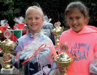 U10w: (v.l.) Isabella Angelina Abendroth (Tennis Park Witthöft) und die Siegerin Karina Kabajew (TC Langenhorn) Foto: TV HH/I. Radel