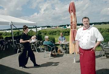 Sven Szaguhn bietet am „Tower Restaurant“ einen schönen Blick auf den Flugplatz Heist