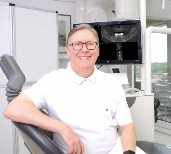 Hat jahrzehntelange Erfahrung mit Implantaten: Prof. inv. Dr. (H) Peter Borsay