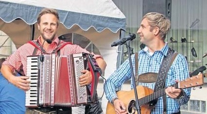 An verschiedenen Stellen in der Stadt spielt die Musik.