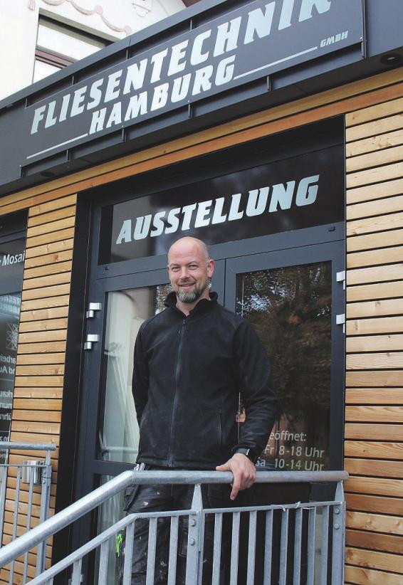 Alexander Burmeister, Geschäftsführer des Unternehmens Fliesentechnik Hamburg, vor seinem neueröffneten Laden an der Hauptstraße in Stapelfeld Foto: jae