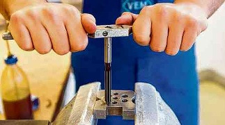 Wie wollen Unternehmen die Zukunft meistern? Allein durch Ausbildung können fehlende Fachkräfte nicht ersetzt werden. FOTOS: DPA Wie wollen Unternehmen die Zukunft meistern? Allein durch Ausbildung können fehlende Fachkräfte nicht ersetzt werden. FOTOS: DPA
