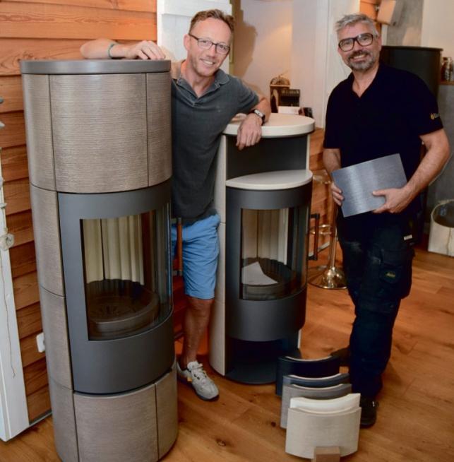 Guido Rehm (l.) und Arno Berger mit zwei Ausstellungsöfen, die mit einem sehr guten Preisnachlass verkauft werden Foto: Kuno Klein