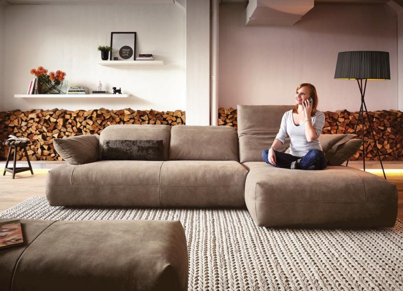 Lümmeln und entspannen: Das gemütliche Wohnzimmer braucht eine komfortable Sitzmöglichkeit  Foto: VDM/ Koinor