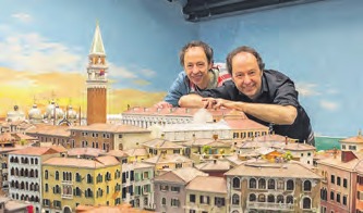 Frederik und Gerrit Braun schaffen immer wieder neue Attraktionen in ihrem Miniatur Wunderland. Foto: Miniatur Wunderland