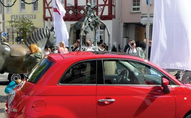 Autos begutachten, ein bisschen flanieren, ein Fachgespräch unter Autoexperten halten oder auf ein Schöppchen bei den Alzeyer Winzern „einkehren“ – abwechslungsreich präsentieren sich Ross- und Fischmarkt am Event-Wochenende „Auto, Wein & Einkaufsspaß“. Fotos: b+e medien