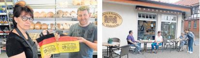 Die Bäckerei und Konditorei Zapfe: Sabine und Günter Habenicht zeigen eine Tasche, die es beim Kauf des neuen WM-Brotes gratis dazu gibt (oben). Im Außenbereich der Bäckerei nehmen die Gäste gerne Platz (unten). Die Bäckerei und Konditorei Zapfe: Sabine und Günter Habenicht zeigen eine Tasche, die es beim Kauf des neuen WM-Brotes gratis dazu gibt (oben). Im Außenbereich der Bäckerei nehmen die Gäste gerne Platz (unten).