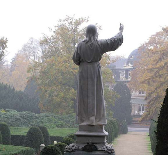 Die Christusstatue mit der Friedhofsverwaltung im Hintergrund