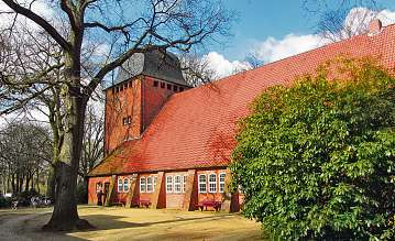 Die evangelisch-lutherische Kirche St. Lukas am Hummelsbütteler Kirchenweg in Fuhlsbüttel