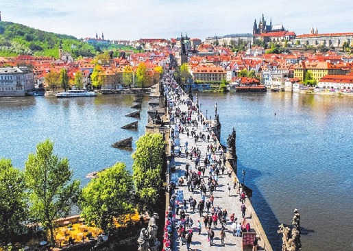 Die Prager Karlsbrücke verbindet die Altstadt mit der Kleinseite. Die Prager Karlsbrücke verbindet die Altstadt mit der Kleinseite.