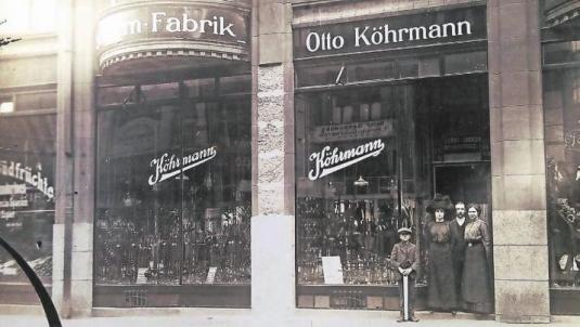 Die Schirm-Fabrik von Herbert Köhrmanns Großvater Otto Köhrmann befand sich in den 20er Jahren am Neumarkt. Foto: Herbert Köhrmann Die Schirm-Fabrik von Herbert Köhrmanns Großvater Otto Köhrmann befand sich in den 20er Jahren am Neumarkt. Foto: Herbert Köhrmann