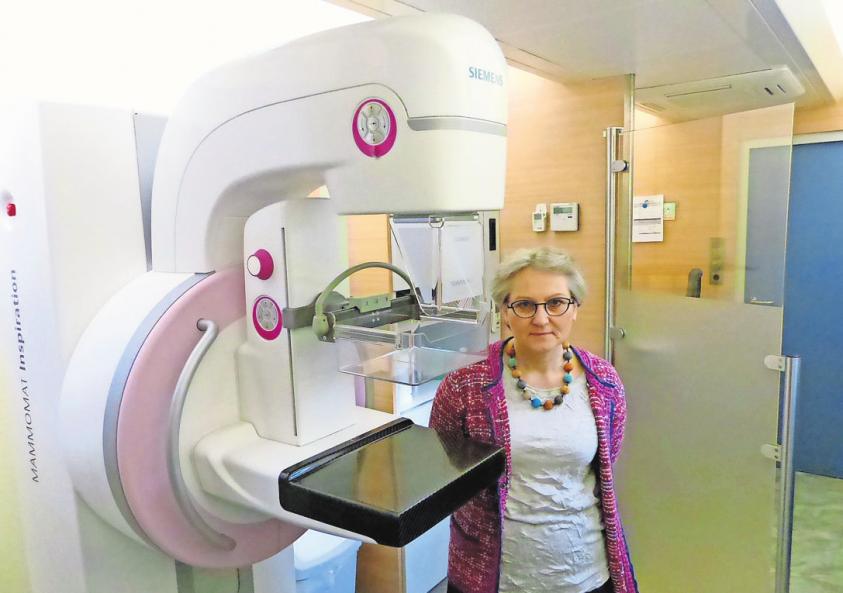 Brustkrebs-Früherkennung: Dr. Gabriele Kratz an dem Röntgengerät für die Mammographie. CHRISTINA RUDERT (2) Brustkrebs-Früherkennung: Dr. Gabriele Kratz an dem Röntgengerät für die Mammographie. CHRISTINA RUDERT (2)