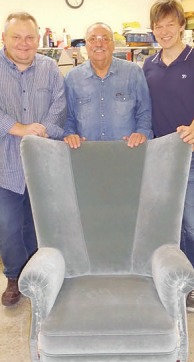 Piotr Walendowski (v. l.), Uwe Jens und Manuel Hollers haben den Backensessel in einen grauen Veloursstoff gekleidet Foto:Skibbe