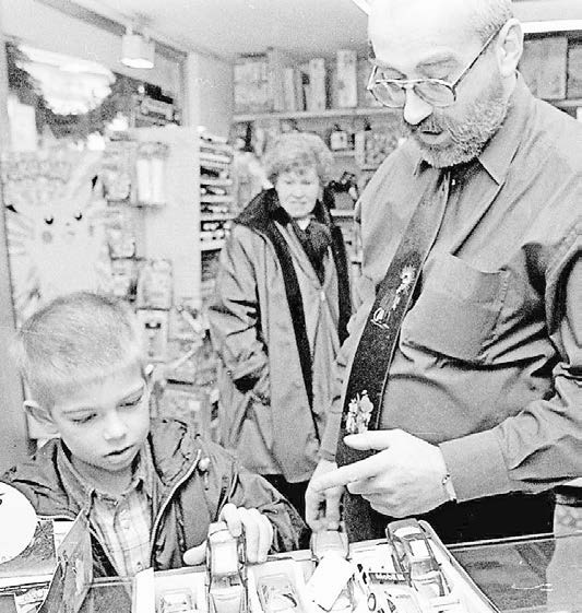 Reinhard Stein war von 1998 bis 2014 Vorsitzender des Werberings. In seinem Geschäft Spielwaren Stein stöberten besonders die kleinen Kempener früher gern – bis ein Brand das Gebäude 2011 zerstörte. Reinhard Stein war von 1998 bis 2014 Vorsitzender des Werberings. In seinem Geschäft Spielwaren Stein stöberten besonders die kleinen Kempener früher gern – bis ein Brand das Gebäude 2011 zerstörte.